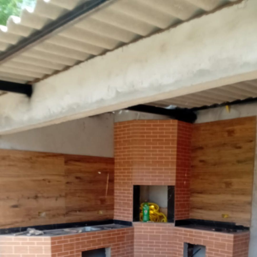 Área externa com alvenaria e revestimento em obra