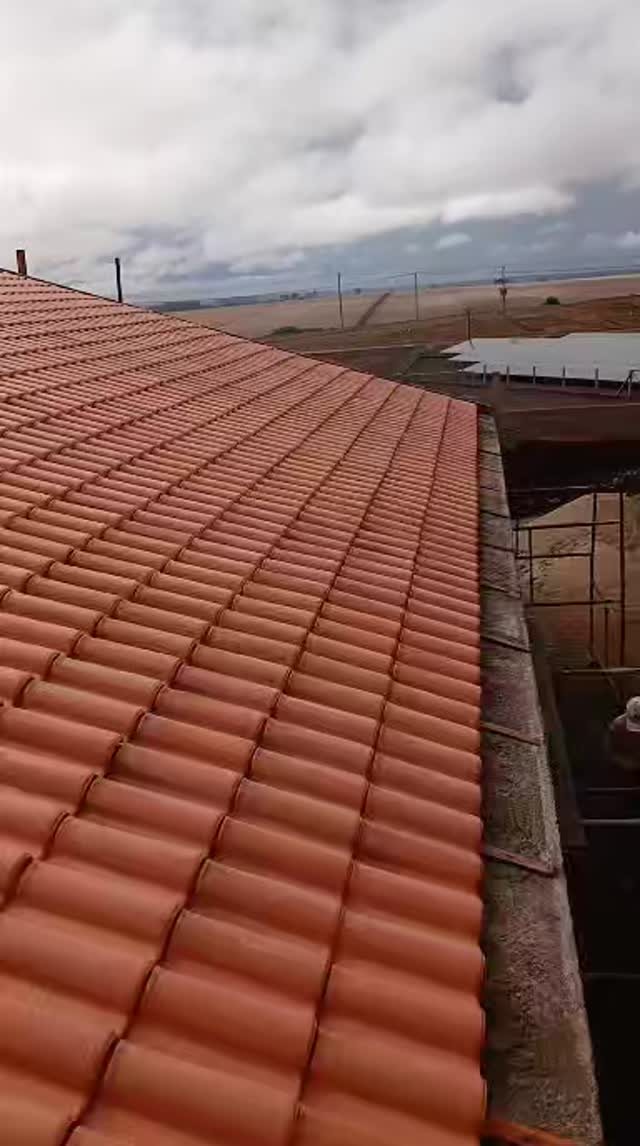 Telhado em telha cerâmica em obra da JCB Construtora