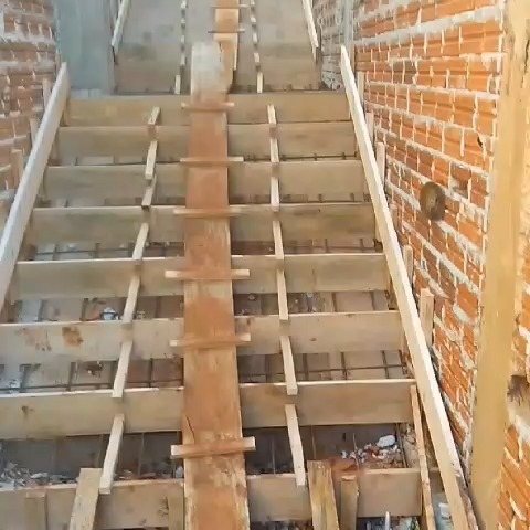 Forma de escada em madeira e aço
