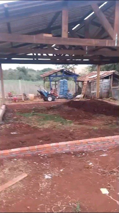 Canteiro de obras com fundação e estrutura