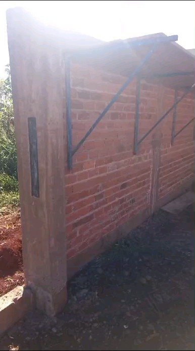 Muro de alvenaria em construção
